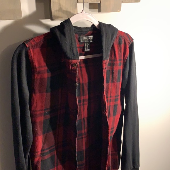 Plaid shirt with hood and buttons - Picture 2 of 4